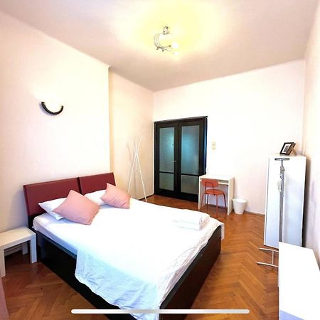 Downtown Unirii Square Private Economy Rooms With Shared Amenities Bukarest Exteriör bild