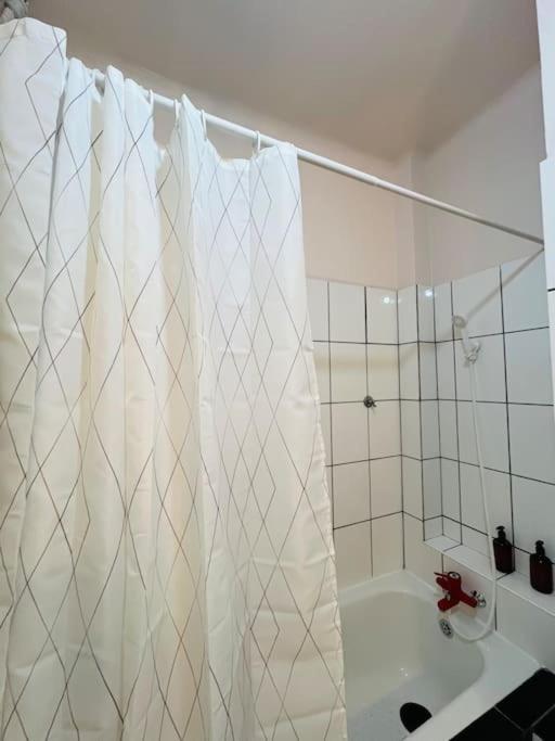 Downtown Unirii Square Private Economy Rooms With Shared Amenities Bukarest Exteriör bild