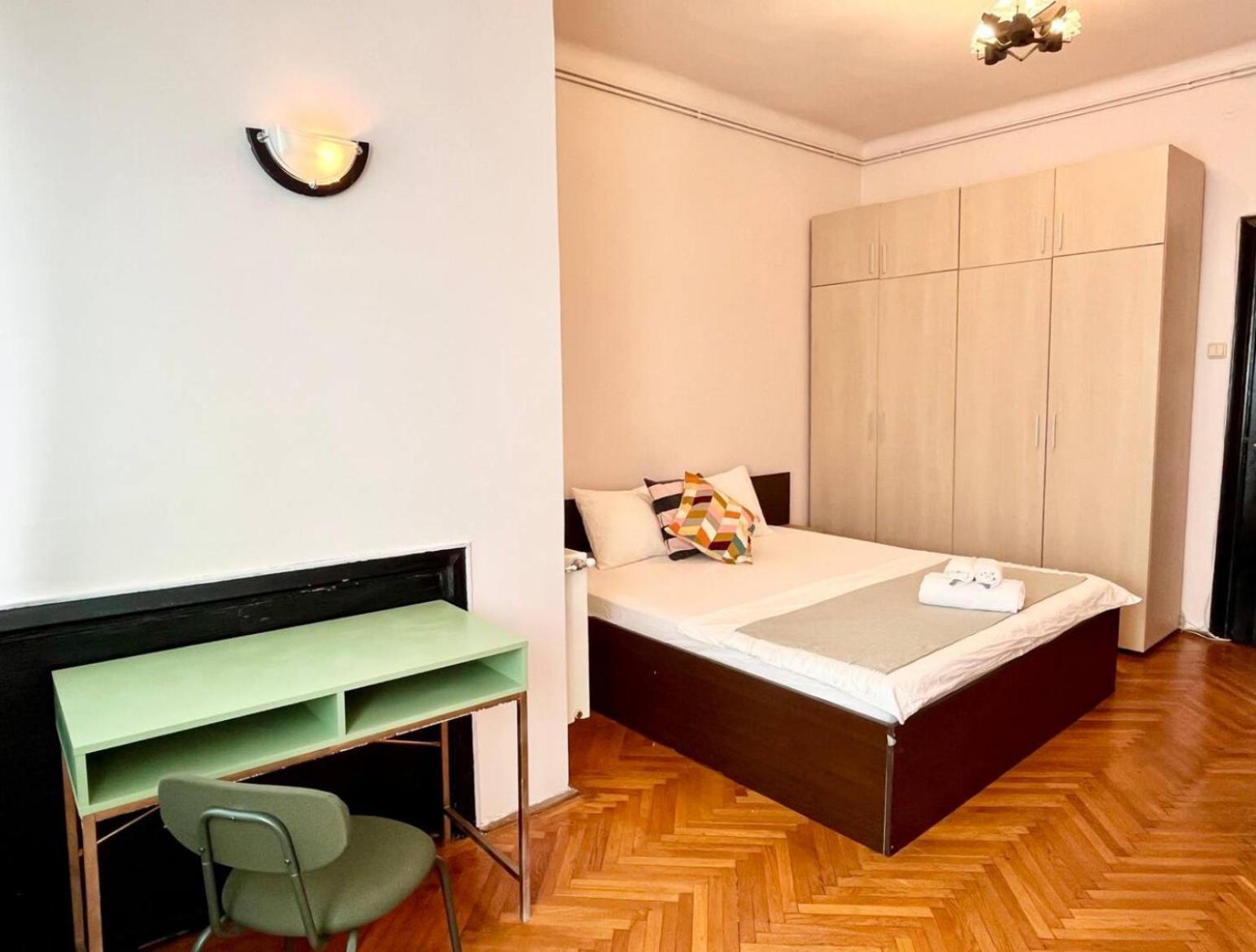 Downtown Unirii Square Private Economy Rooms With Shared Amenities Bukarest Exteriör bild
