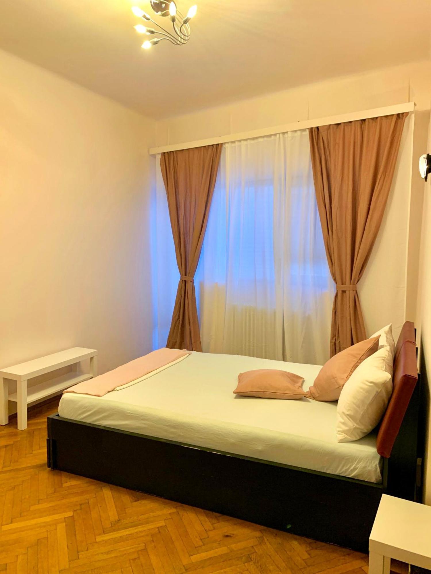 Downtown Unirii Square Private Economy Rooms With Shared Amenities Bukarest Rum bild