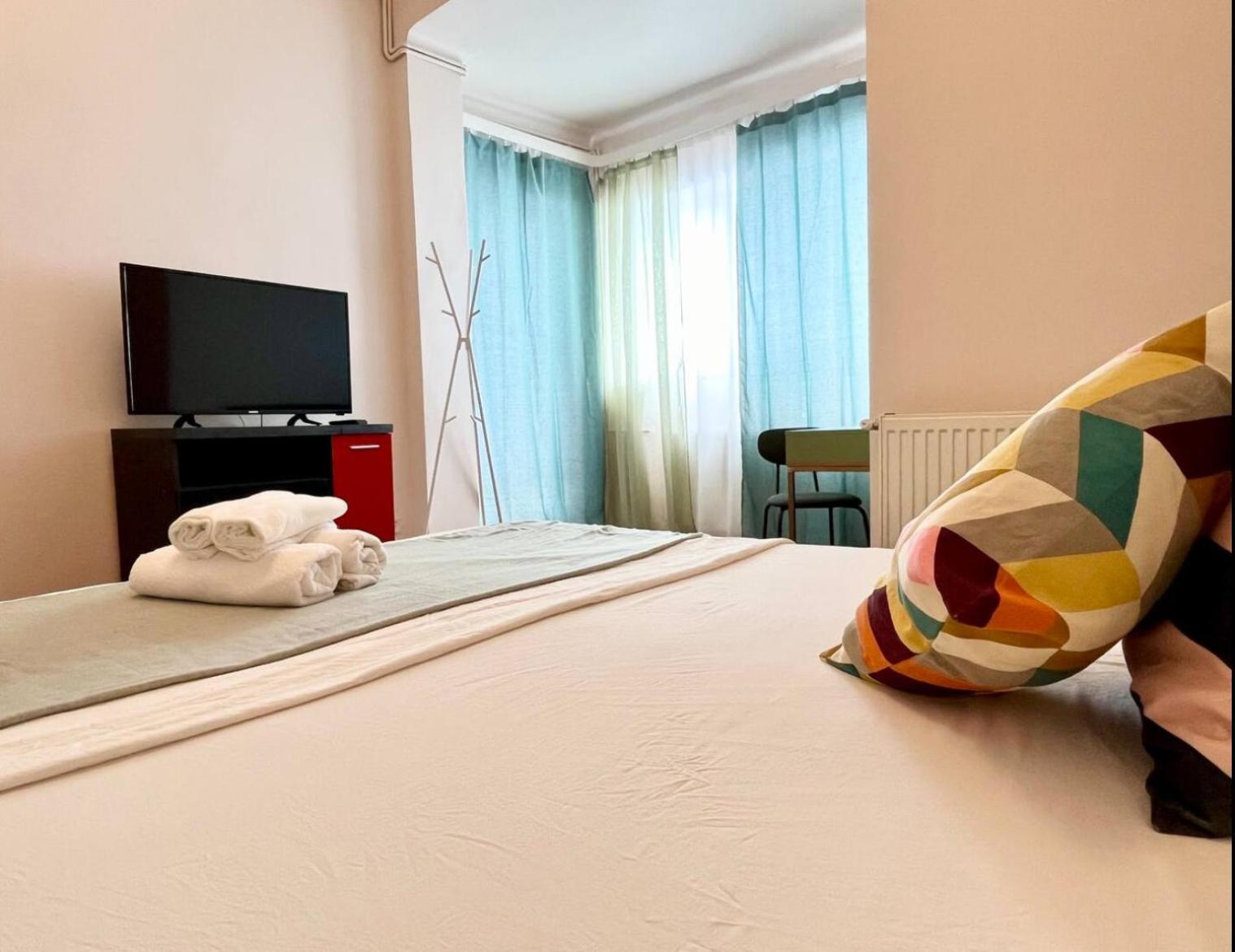 Downtown Unirii Square Private Economy Rooms With Shared Amenities Bukarest Exteriör bild