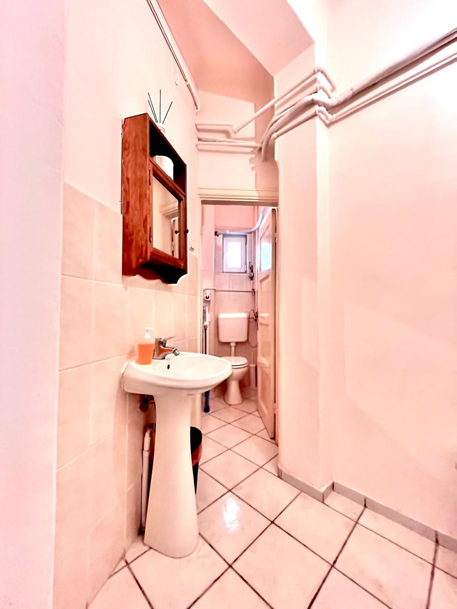 Downtown Unirii Square Private Economy Rooms With Shared Amenities Bukarest Exteriör bild