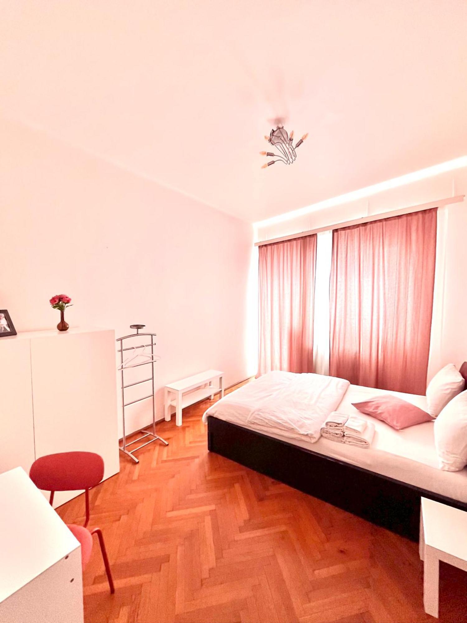 Downtown Unirii Square Private Economy Rooms With Shared Amenities Bukarest Exteriör bild