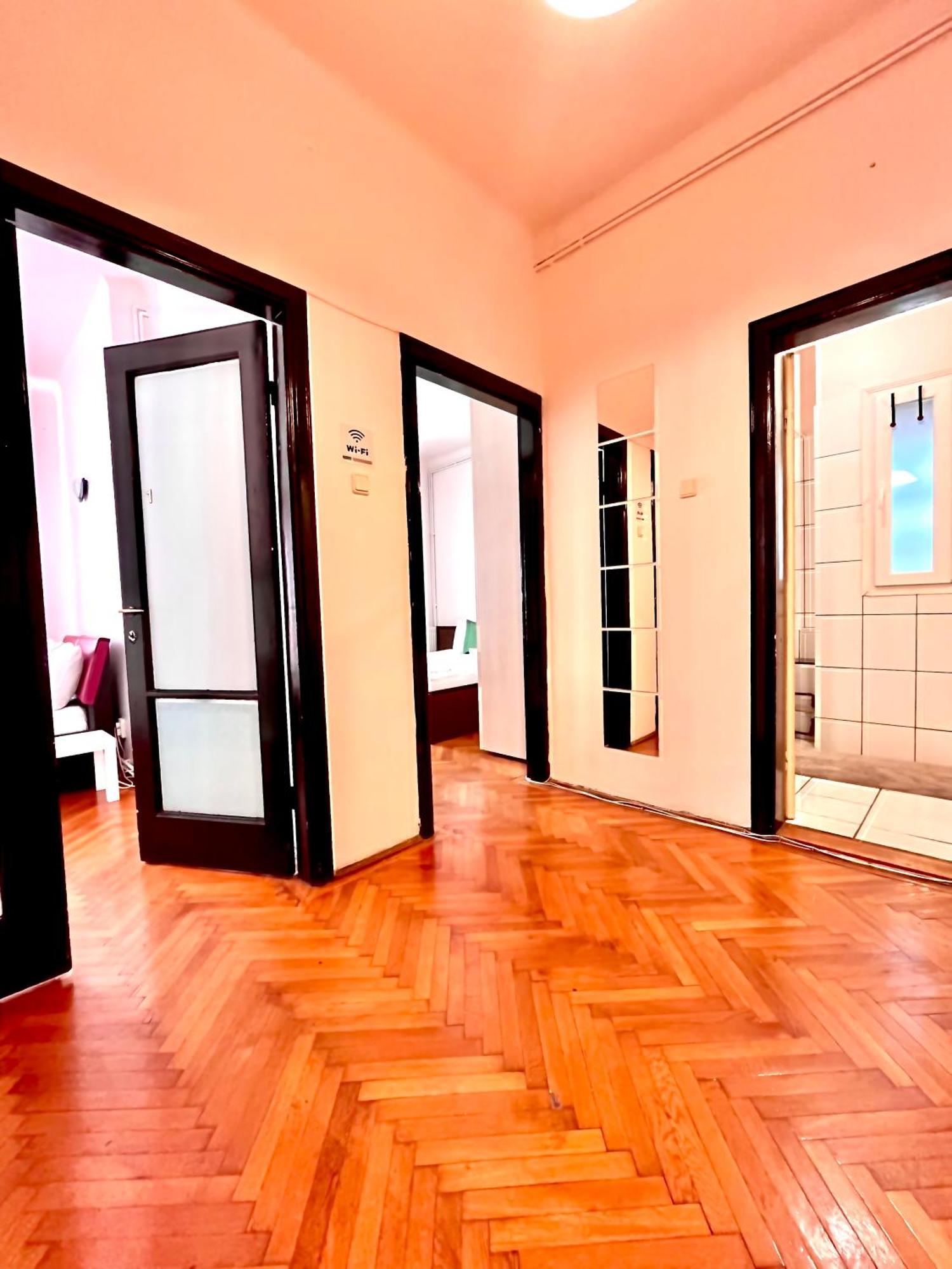 Downtown Unirii Square Private Economy Rooms With Shared Amenities Bukarest Exteriör bild