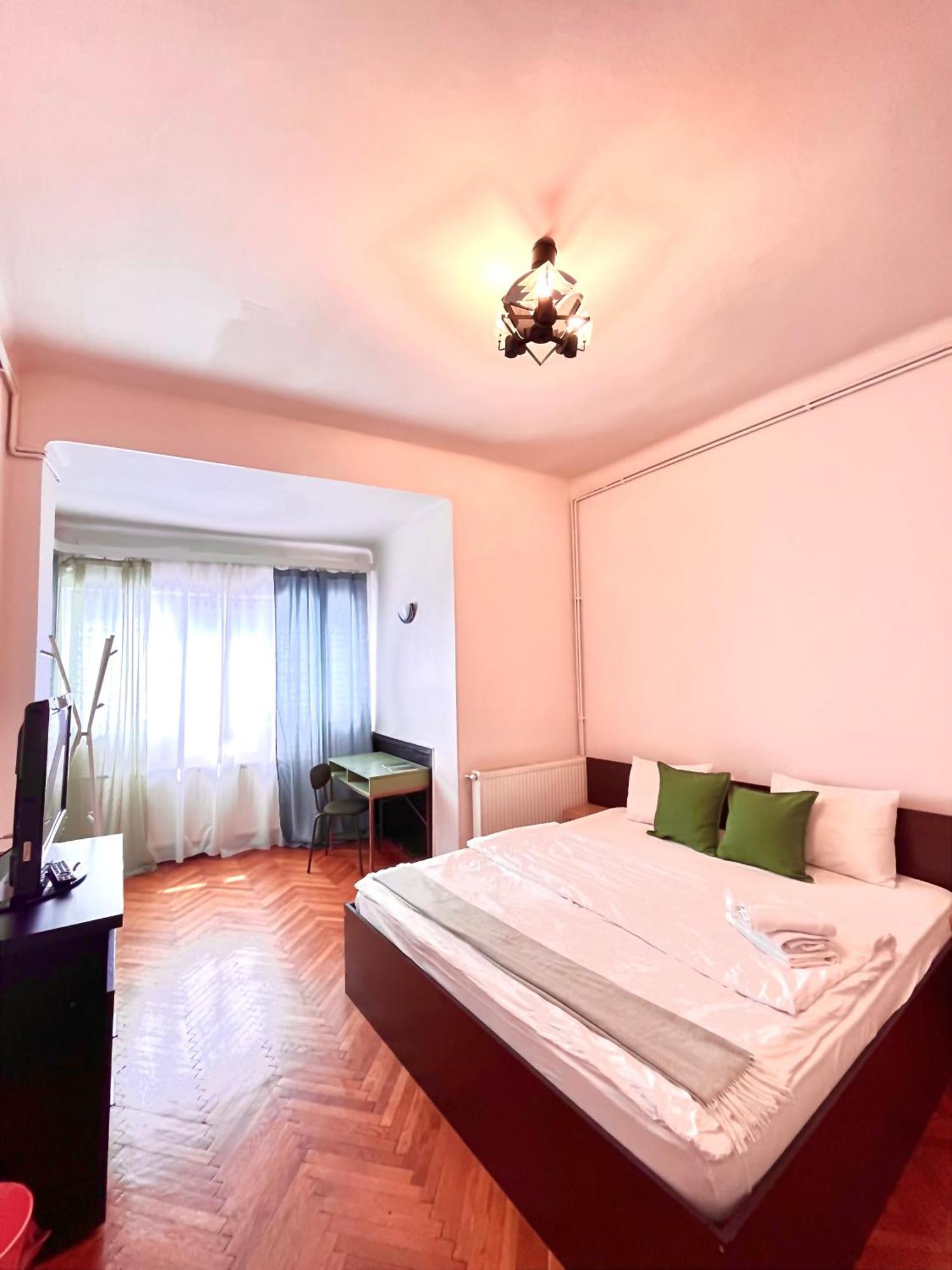 Downtown Unirii Square Private Economy Rooms With Shared Amenities Bukarest Exteriör bild